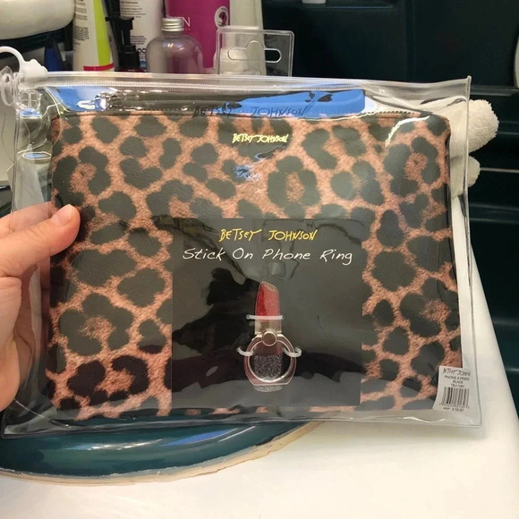 NIB BETSEY JOHNSON WRISTLET GIFT SET - Picture 1 of 5